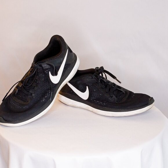 Black Nike Women's Flex 2016 Run - Picture 3 of 5